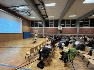 Frau Bohrer von Roche informierte die Eltern über die neue Kooperation mit dem Lilo. Frau Bohrer von Roche informierte die Eltern über die neue Kooperation mit dem Lilo.