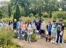 Beim Botanik- Projekt drehte sich dieses Jahr wieder alles um Pflanzen und deren vielf�ltigen Wirkungen auf den menschlichen K�rper: Von schmerzlindernd �ber stimmungsaufhellend bis hin zu t�dlicher Giftwirkung- im Heilpflanzengarten des Luisenparks lernten die Sch�lerinnen und Sch�ler viele interessante Fakten �ber die Sch�tze der Natur und deren Anwendungen in der Medizin kennen.