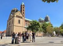 Zum Ausklang des Schuljahres war der Tutoren- und Leistungskurs Geschichte K1 gemeinsam mit Herrn Reinhold unterwegs in Worms und Speyer. Die Sch�lerinnen und Sch�ler besuchten den Dom von Worms, die j�dische Synagoge von Worms und den j�dischen Friedhof.