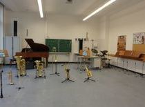 Musiksaal mit Blasinstrumenten