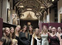 Schülerinnen der K2 im großen Tudor-Speisesaal des St John’s College, Cambridge, der die ursprüngliche Inspiration für die große Halle in “Harry Potter” war.
