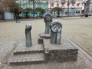 Plastiken von Alice Richter-Lovisa auf dem Swanseaplatz in Mannheim