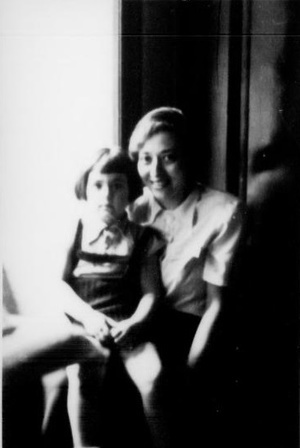 Liselotte Sperber mit ihrer Tochter Ann im Jahre 1939; Courtesy of the Leo Baeck Institute