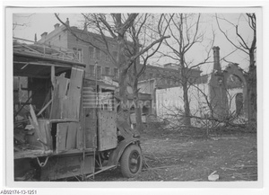 Mollschule 1944 mit zerstörter Turnhalle